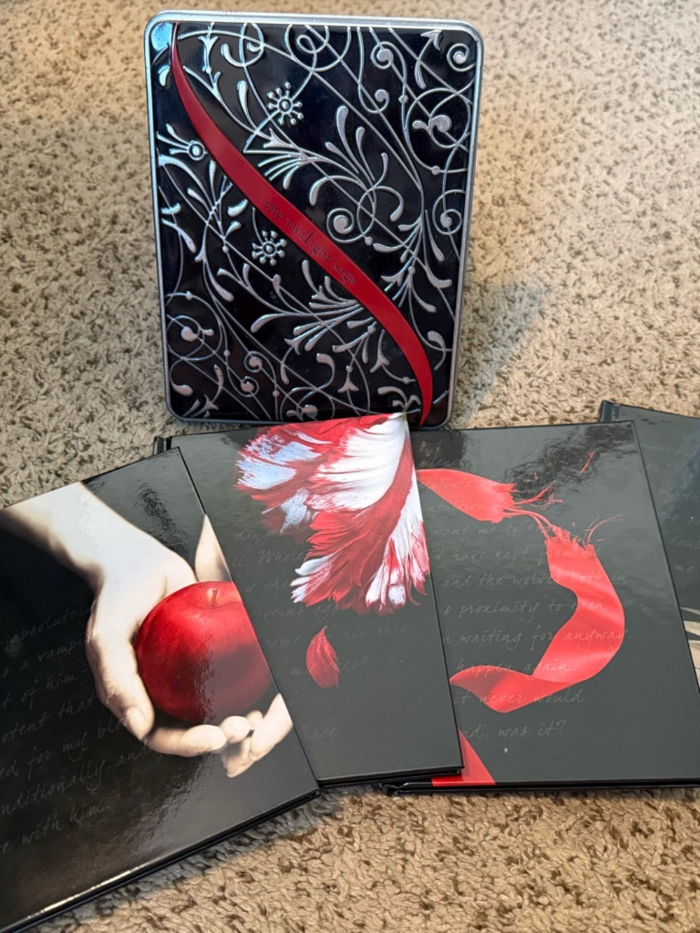 Twilight Saga Collector's Tin & Book Set - Black & Red
